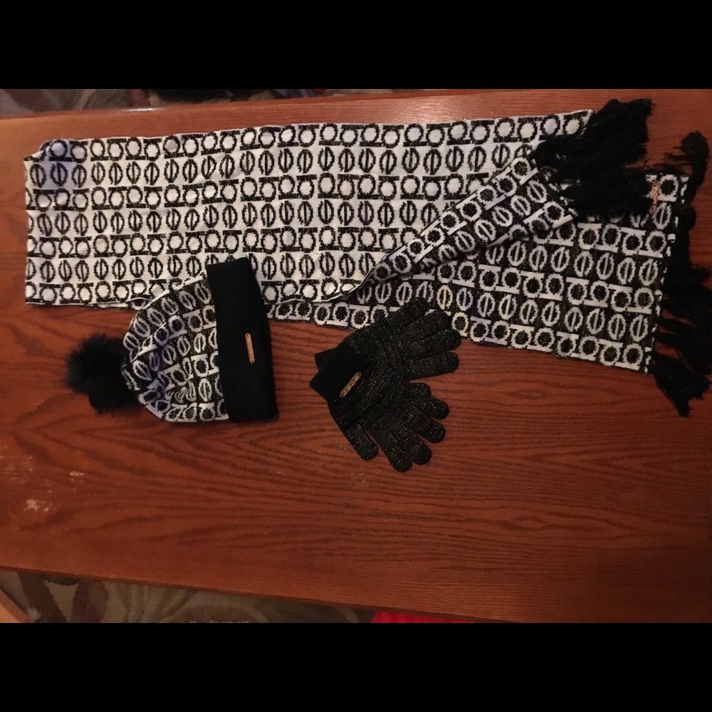 Beanie/gloves/scarf